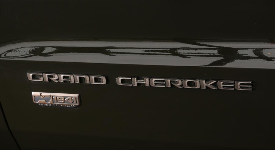 Логотип Jeep Grand Cherokee 75th Anniversary (WK2) 2016 года  (WW) (фото 1 из 16)
